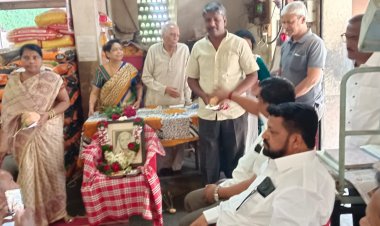 वैधव्याच्या  दुःखाला सामोरे जाताना आई कधीच खचली नाही, उलट ती पदर खोचून नियतीविरुद्ध उभी राहिली