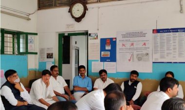 'गुरूजीं'च्या बदली प्रक्रियेला तात्पुरती स्थगिती, आता उच्च न्यायालयाच्या निर्णयाकडे लक्ष! 