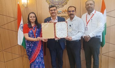 पुणे झेडपीचे 'सीईओ' गजानन पाटील यांचा मुख्यमंत्री देवेंद्र फडणवीस यांच्या हस्ते गौरव