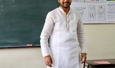 महाराष्ट्रातील  झेडपी शाळांमधील अतिरिक्त ठरणाऱ्या 'गुरुजीं'च्या नोकरीवरील गदा तुर्तास टळली! 