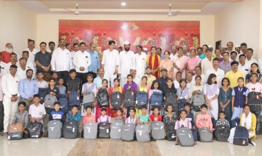 'फेडू ऋण समाजाचे- निराधार, गरजू, गोरगरीब व अनाथ विद्यार्थ्यांना देऊ हात मदतीचे'!