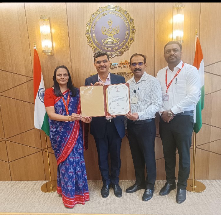 पुणे झेडपीचे 'सीईओ' गजानन पाटील यांचा मुख्यमंत्री देवेंद्र फडणवीस यांच्या हस्ते गौरव