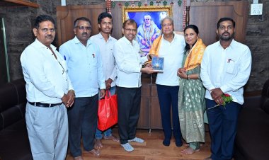 The book of a teacher from a school in Pune ZP will now travel across the seven seas :- पुणे झेडपीच्या शाळेतील शिक्षकाचे पुस्तक आता सातासमुद्रापार जाणार!