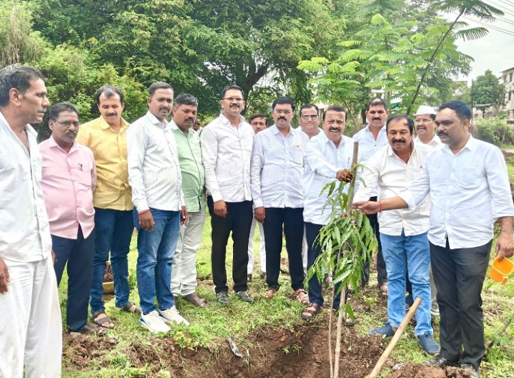 वृक्षारोपनातून गराडेत दिला पर्यावरण संवर्धनाचा संदेश!