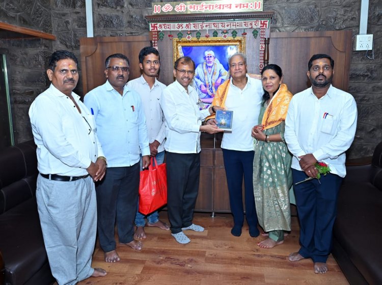 The book of a teacher from a school in Pune ZP will now travel across the seven seas :- पुणे झेडपीच्या शाळेतील शिक्षकाचे पुस्तक आता सातासमुद्रापार जाणार!