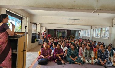 Guidance for parents of teenage girls : किशोरवयीन मुलींना हवा आईचा प्रेमाचा सहवास, प्रेमाचा स्पर्श आणि प्रेमाचे शब्द! 