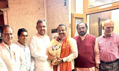 Friendship between leaders of all parties in Pune : ये दोस्ती, हम नहीं छोडेंगे : पुण्यातील हॉटेल सुभद्रा मैत्री कट्ट्यावर सलग ४० वर्षांपासून मित्रांची धमाल! 