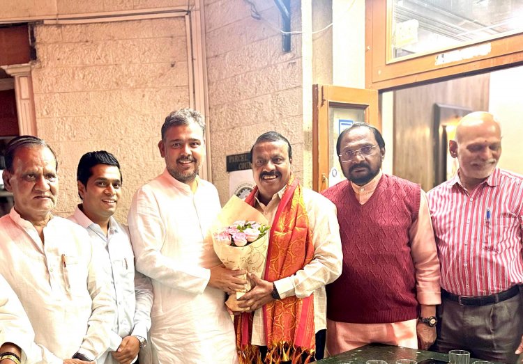 Friendship between leaders of all parties in Pune : ये दोस्ती, हम नहीं छोडेंगे : पुण्यातील हॉटेल सुभद्रा मैत्री कट्ट्यावर सलग ४० वर्षांपासून मित्रांची धमाल! 