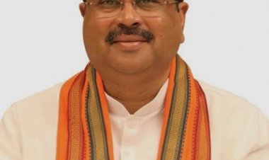 Central education minister Dharmendra Pradhan Resignation : ... अखेर केंद्रीय शिक्षणमंत्री धर्मेंद्र प्रधान यांचा राजीनामा राष्ट्रपतींकडून मंजूर! 